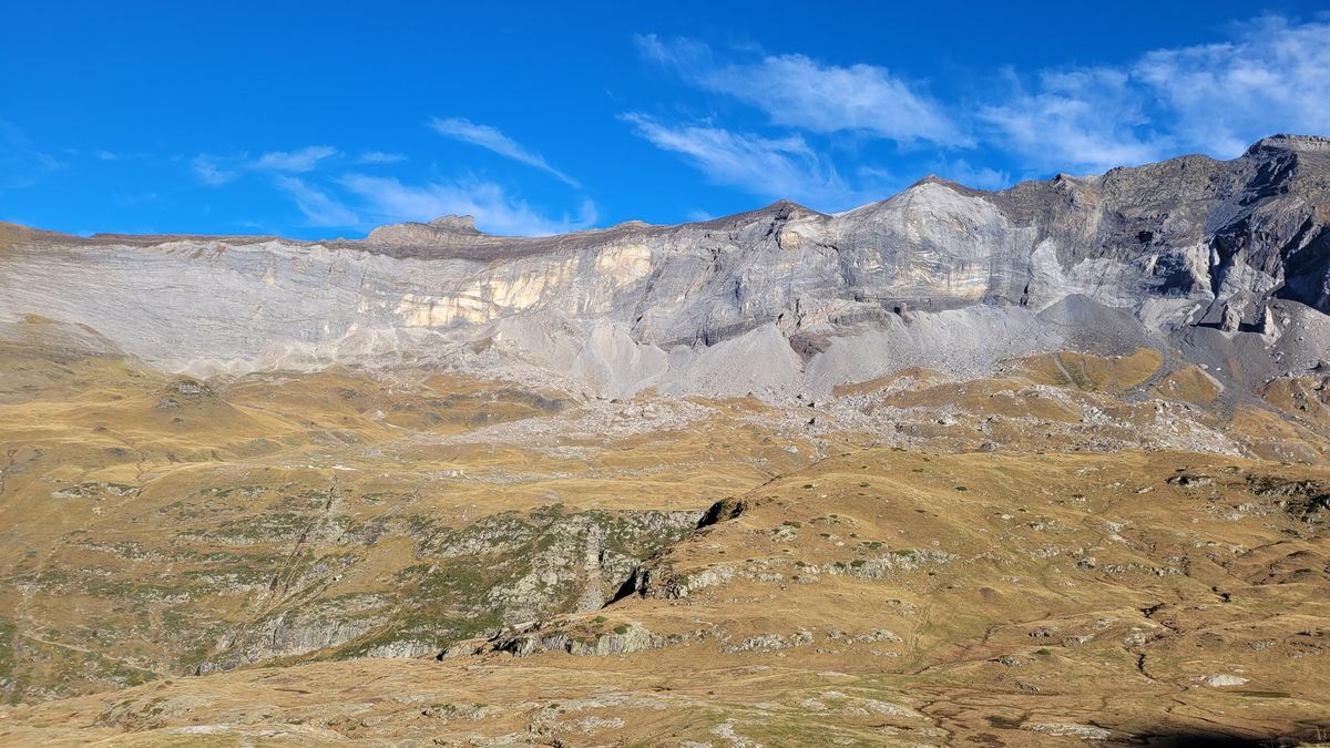 Les murailles calcaires du cirque de Troumouse au-dessus des pelouses d'automne, en octobre