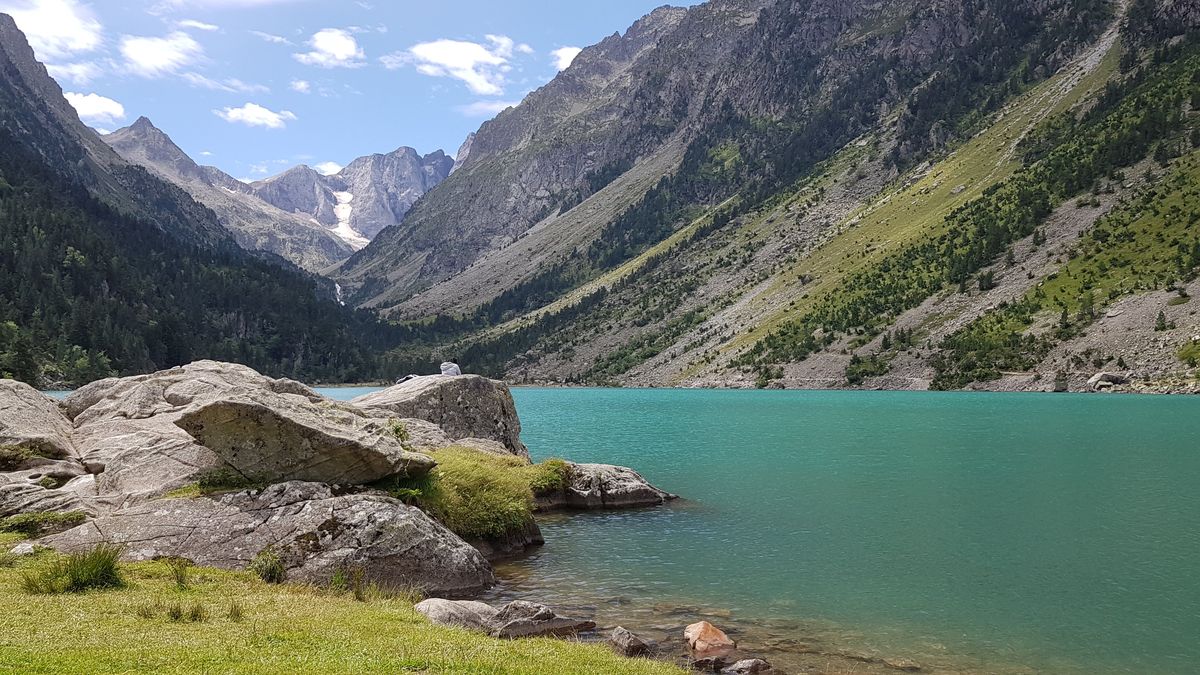 Le lac de Gaube depuis les rochers de sa rive nord, le Vignemale et son glacier au fond de la vallée, en août