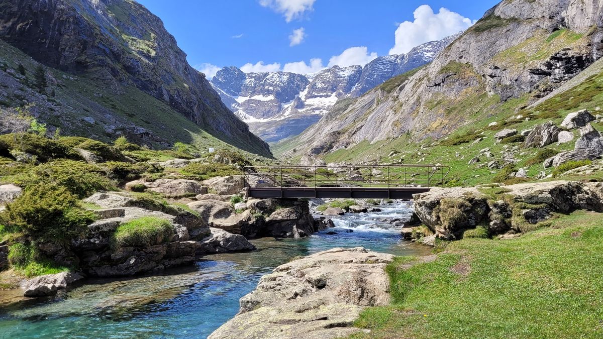 Passerelle sur le gave d'Estaubé, le cirque d'Estaubé encore enneigé au fond, fin mai